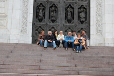 Przed wyjazdem do Suzdal uczestnicy konferencji spędzili prywatnie dwa dni w Moskwie. Na zdjęciu siedzą na schodach przed Cerkwią Chrystusa Zbawiciela.